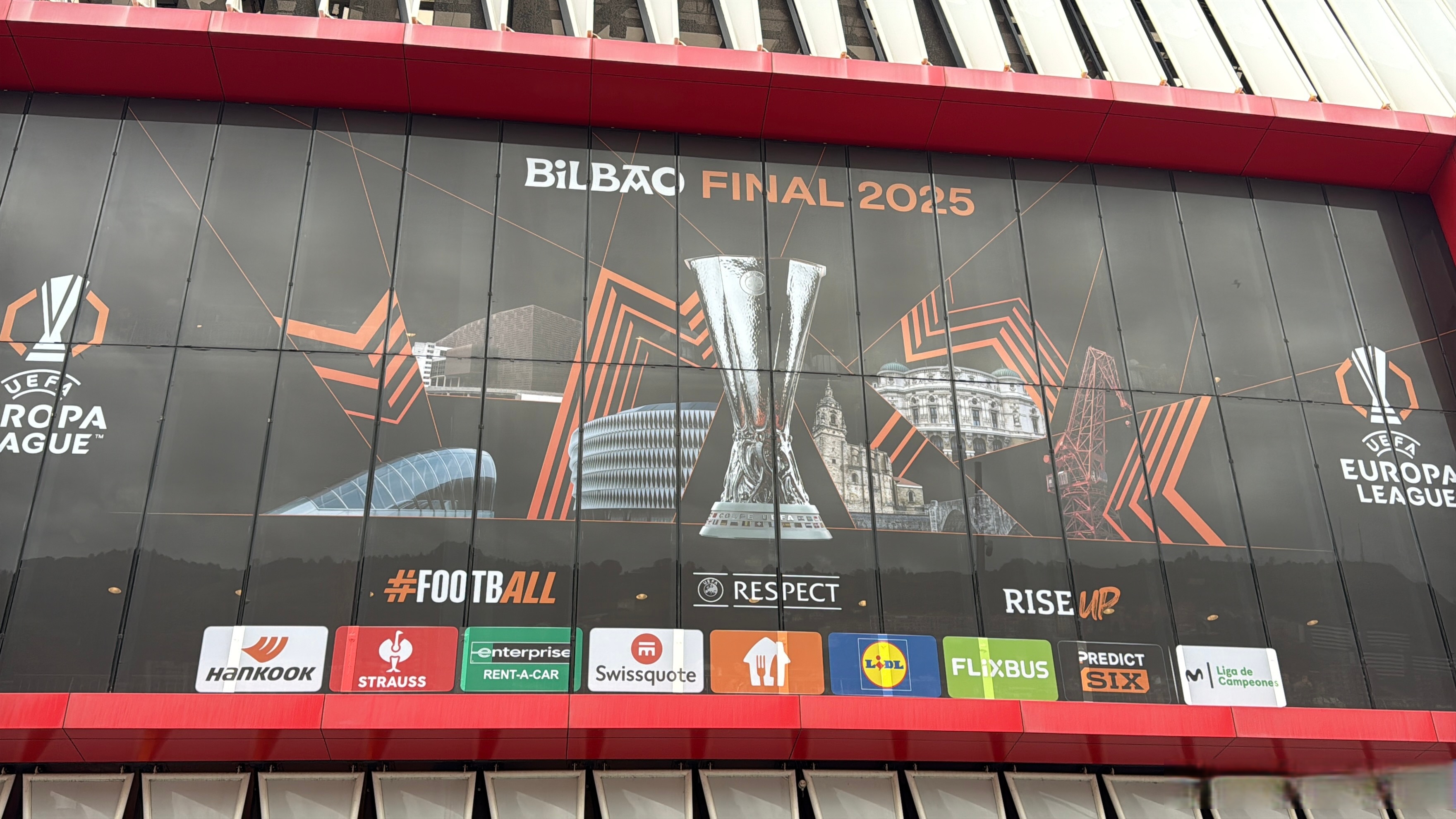  曼联训练开放日，今晨临场应变引观众欢呼，世预赛在即，数据层面出现新趋势